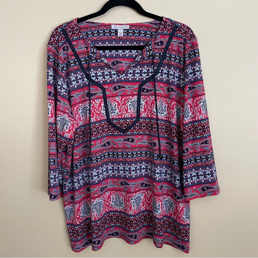 DB Established 1962 Women's Jersey V-Neck Top 3/4 Sleeve Red Blue Paisley 1X